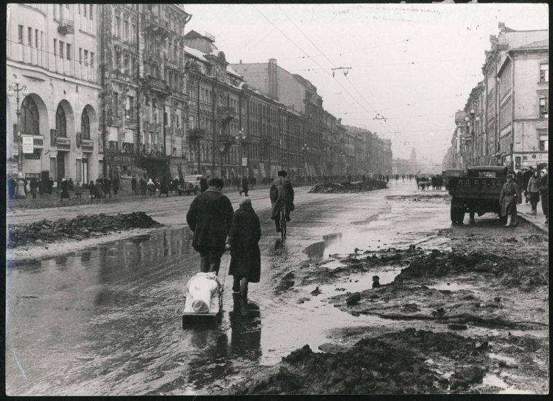 «В  блокадную зиму 1942 года мне исполнилось пять лет. Мы непрерывно  голодные детсадовские ребятишки пытались тайком есть бумагу. Очень  трудно было её проглотить».